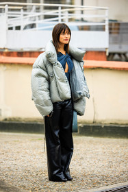 silver winter jacket, puffed jacket, fringe hair, cut out bodysuit, dark blue top, leather pants, coperni bodysuit, black trousers, coperni, coperni handbag, green bag, black boots, sarah ellen, street style, jonathan paciullo, FW, frenchystyle, fashion week, AUTUMN WINTER 2022-2023, FALL WINTER 2022_2023, FW 22-23, PFW, PARIS, full length, vertical