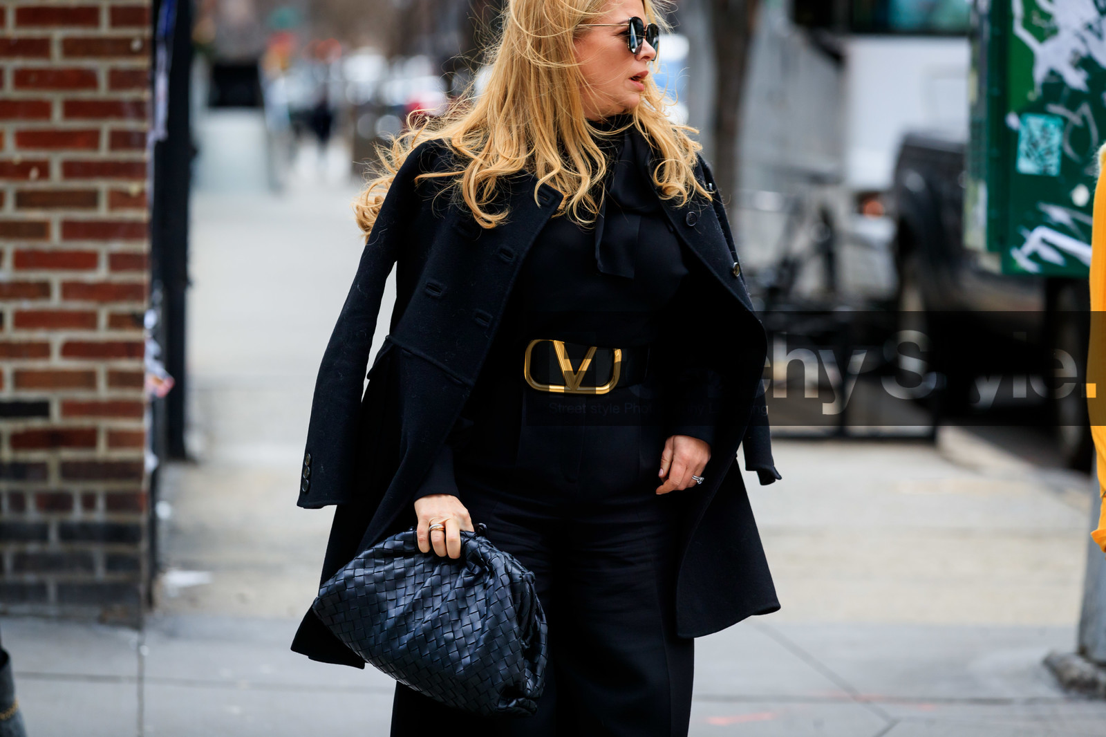 black coat, black blouse, black leather clutch, black leather belt, black total look, big belt, plaited clutch, big buckle belt, lavalliere collar, valentino belt, bottega veneta bag, mirror sunglasses, fashion week, frenchystyle, FW, jonathan paciullo, street style, AUTUMN WINTER 2020-2021, FALL WINTER 2020-2021, FW 20-21, horizontal, atmosphere details, detail, NYFW, NEW YORK