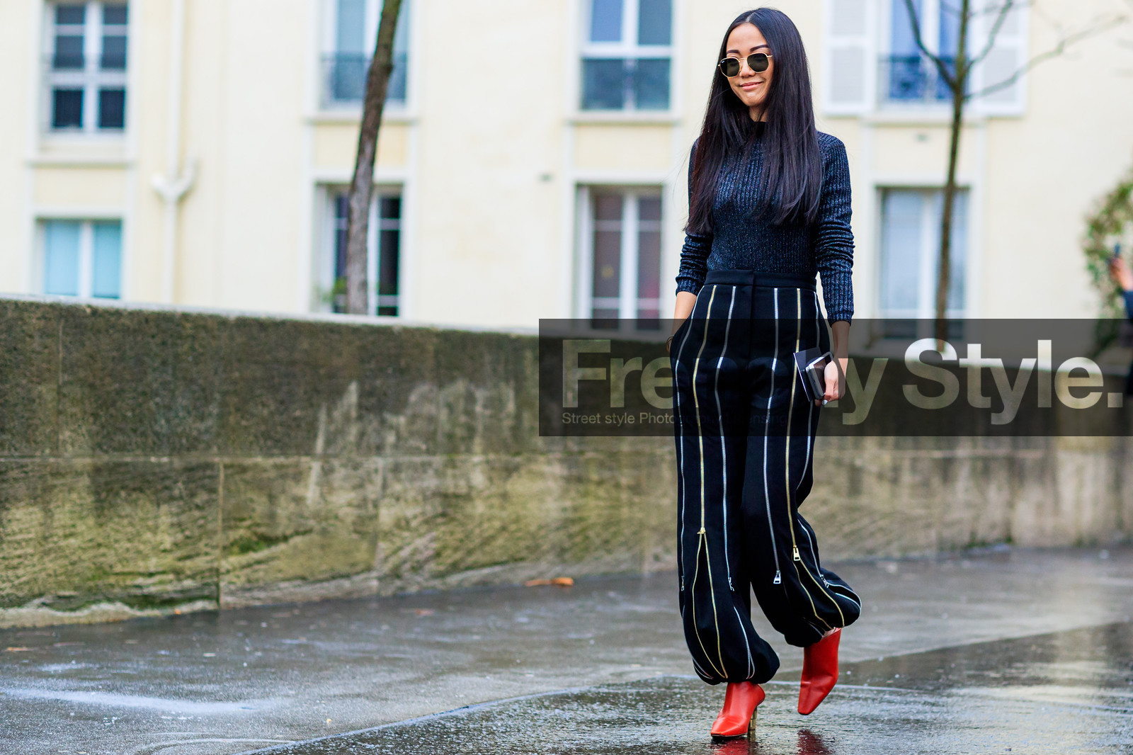 atmosphere details, AUTUMN WINTER 2017-2018, AW 17-18, black pants, black sweater, FALL WINTER 2017-2018, fashion week, frenchystyle, full length, FW, FW 17-18, high heels, horizontal, jonathan paciullo, leather shoes, PARIS, PFW, red shoes, street style, sunglasses, trousers, yoyo cao, zip
