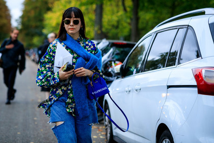 maiko shibata, metalic frame sunglasses, round shape sunglasses, balenciaga bag, mini bag, blue leather bag, hand bag, floral printed shirt, blue shirt, blue pullover, blue jeans, used jeans, loose jeans, fashion week, frenchystyle, FW, jonathan paciullo, street style, SPRING SUMMER 2020, SS 20, PFW, PARIS, horizontal, atmosphere details, detail