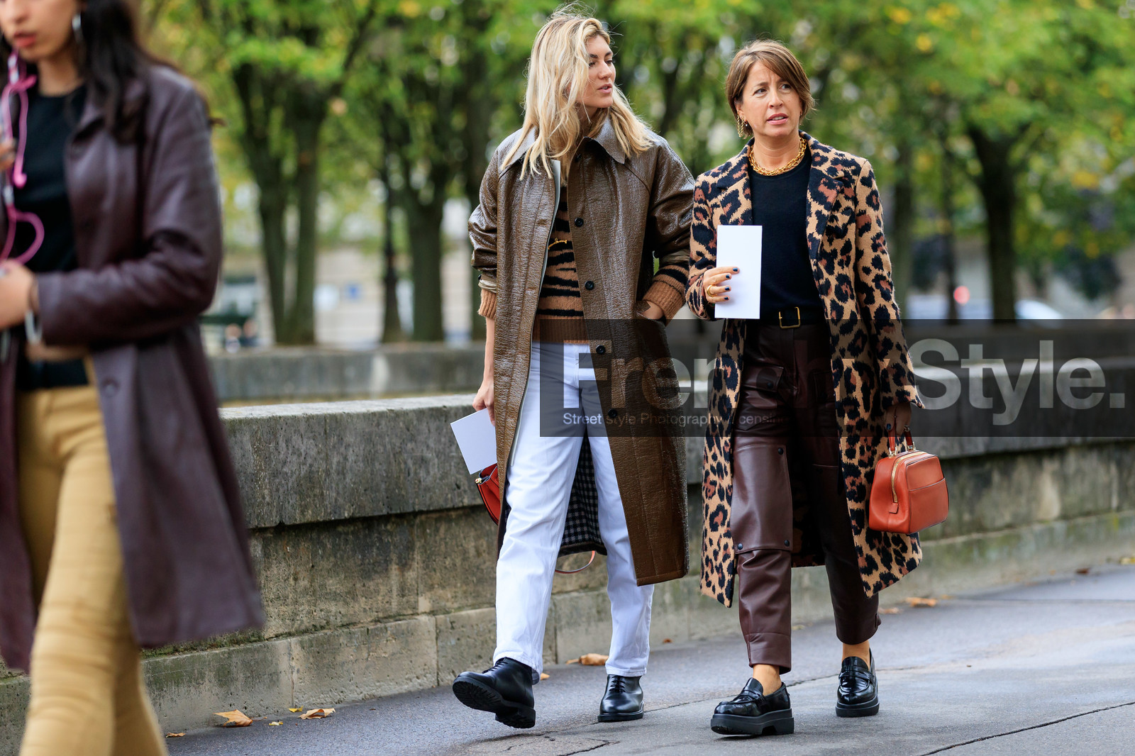 brown coat, polish coat, vinyl coat, white jeans, camel pullover, animal printed pullover, jacquard pullover, black leather boots, black leather loafers, black pullover, striped pullover, big sole shoes, brown leather pants, orange leather bag, hand bag, leopard printed coat, golden necklace, golden earrings, big chain earrings, big chain necklace, dangling earrings, multi earrings, multi necklace, PARIS, PFW, SPRING SUMMER 2020, SS 20, fashion week, frenchystyle, FW, jonathan paciullo, street style, horizontal, atmosphere details, full length