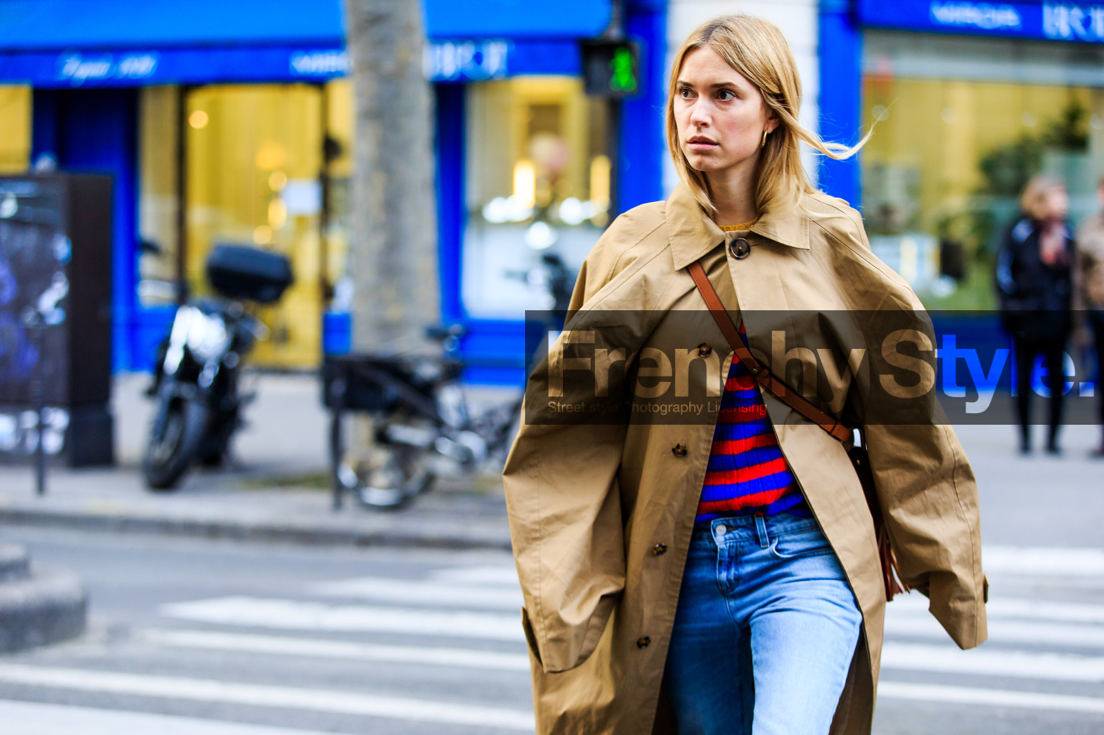 atmosphere details, AUTUMN WINTER 2016-2017, AW 16-17, beige coat, blue denim, denim pants, detail, FALL WINTER 2016-2017, fashion week, frenchystyle, FW, FW 16-17, horizontal, jeans, jonathan paciullo, leather shoes, over the shoulder, PARIS, pernille teisbaek, PFW, street style, trench coat, trousers