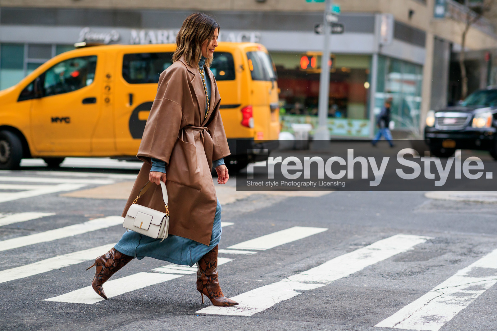 brown leather coat, belted coat, green dress, turtleneck dress, high collar dress, long dress, brown leather boots, high boots, high heels boots, animal skin boots, white leather bag, hand bag, wandler bag, golden necklace, long necklace, round shape necklace, fashion week, frenchystyle, FW, jonathan paciullo, street style, NYFW, NEW YORK, AUTUMN WINTER 2020-2021, FALL WINTER 2020-2021, FW 20-21, horizontal, atmosphere details, full length