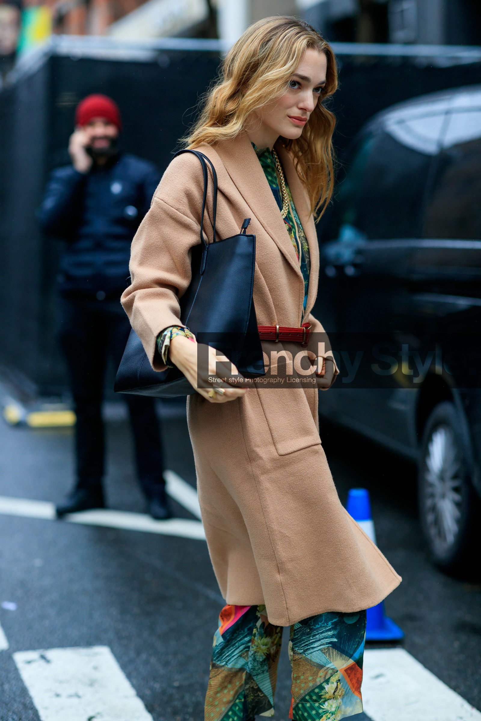sofia sanchez barrenechea, sofia sanchez de betak, beige coat, belted coat, red leather belt, animal skin belt, green pants, cropped pants, printed pants, silk pants, multicolor pants, black leather bag, shoulder bag, fashion week, frenchystyle, FW, jonathan paciullo, street style, NYFW, NEW YORK, AUTUMN WINTER 2020-2021, FALL WINTER 2020-2021, FW 20-21, vertical, detail, atmosphere details