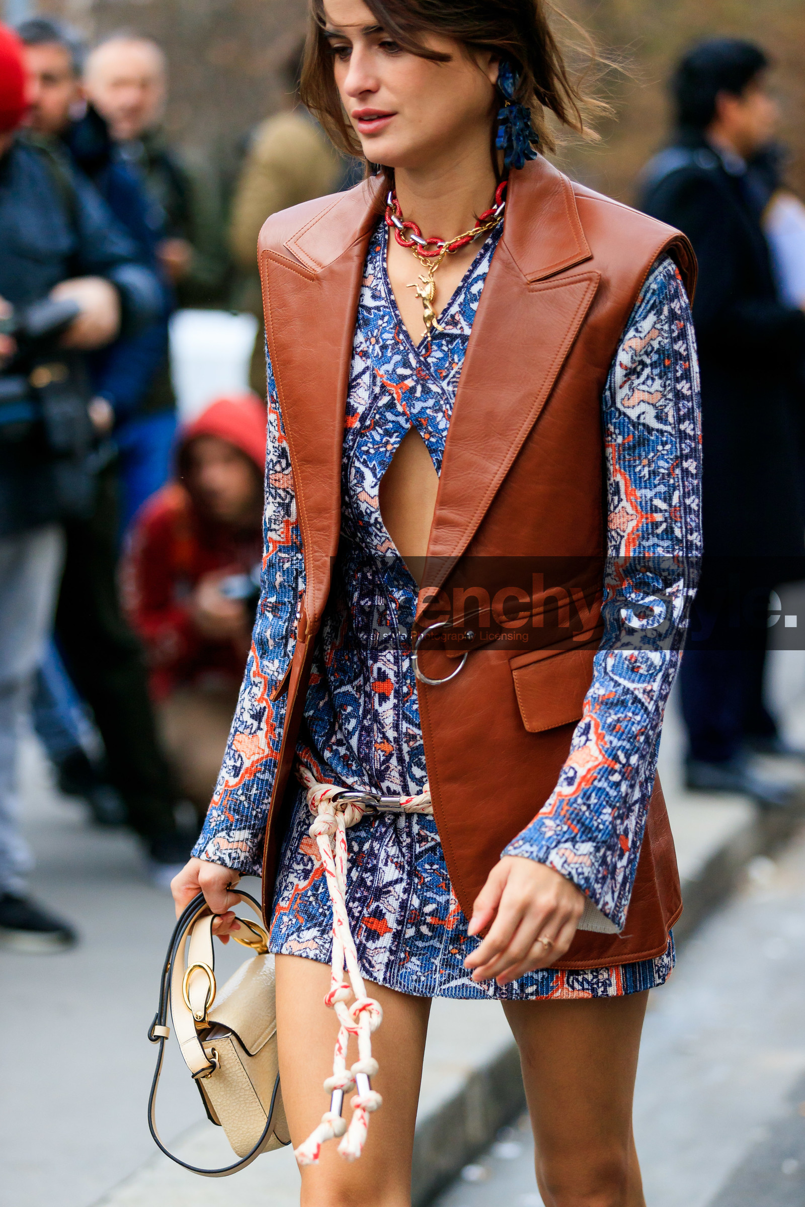 beige bag, blue dress, brown jacket, chloé, earrings, graphic dress, leather bag, leather jacket, necklace, printed dress, sleeveless, white belt, PARIS, PFW, street style, jonathan paciullo, FW, frenchystyle, fashion week, AUTUMN WINTER 2019-2020, AW 19-20, FALL WINTER 2019-2020, FW 19-20, vertical, atmosphere details, detail