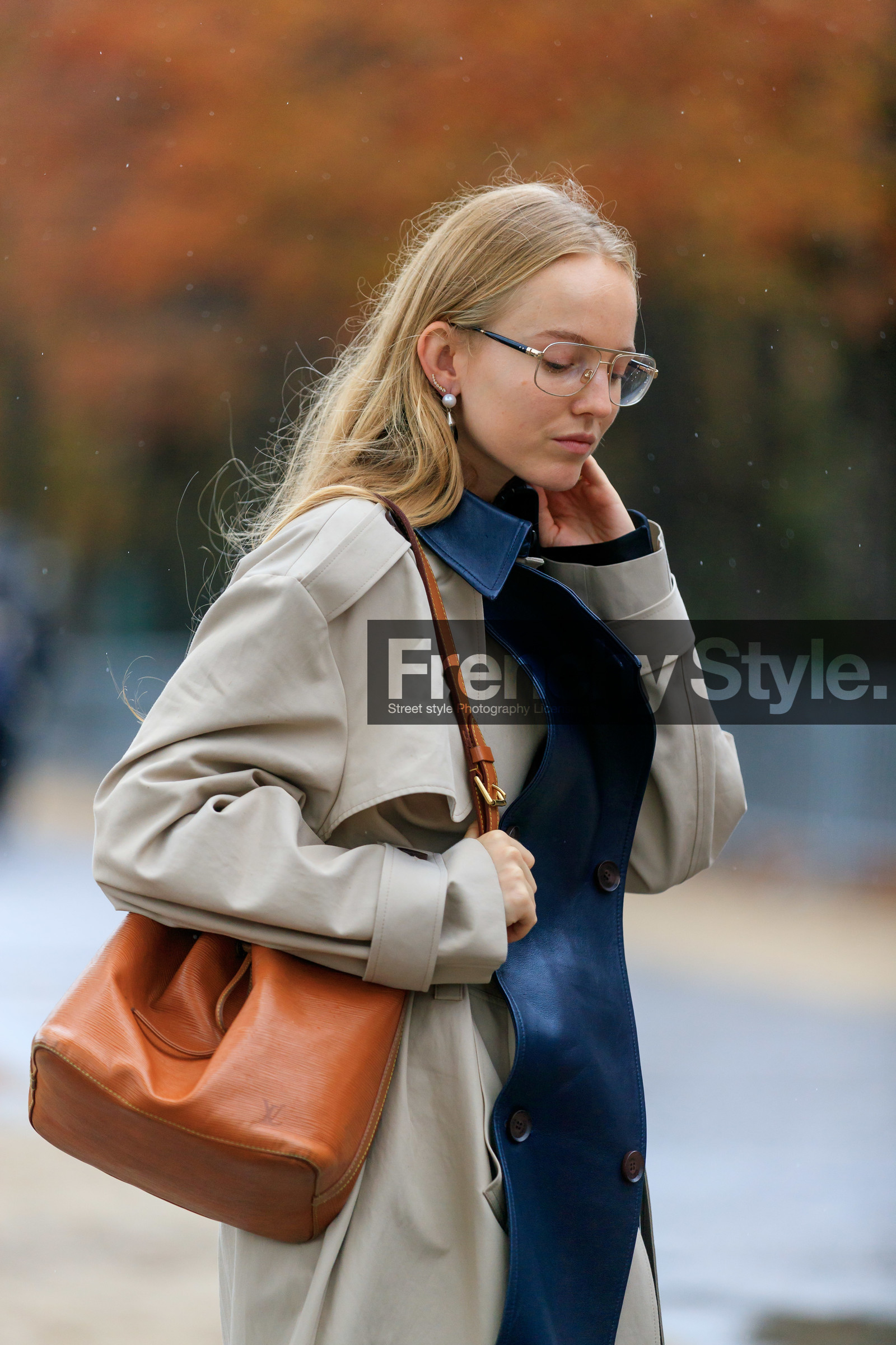 alexandra carl, aviator glasses, metalic frame sunglasses, dangling earrings, pearl earrings, trench coat, beige trench coat, belted trench coat, camel leather bag, louis vuitton bag, bucket bag, PARIS, PFW, SPRING SUMMER 2020, SS 20, fashion week, frenchystyle, FW, jonathan paciullo, street style, vertical, atmosphere details, detail
