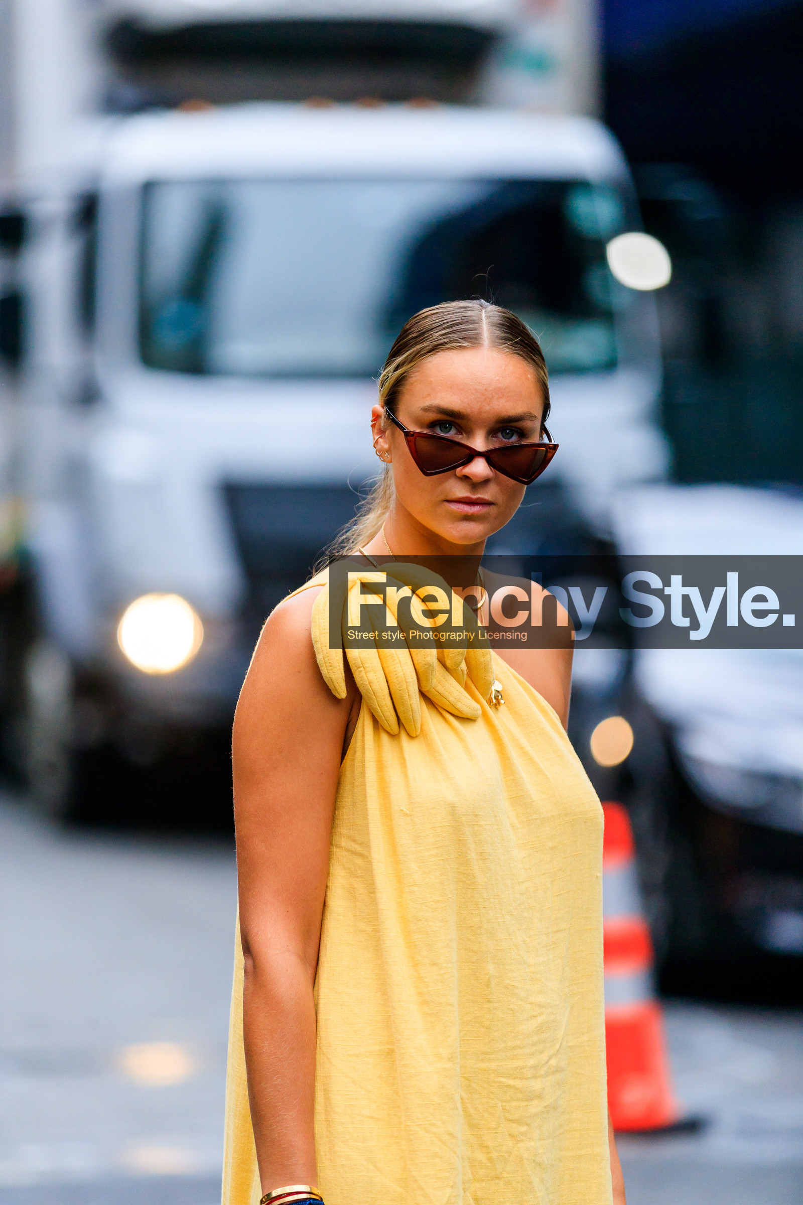 asymetric, nina suess, one shoulder, sunglasses, yellow dress, street style, jonathan paciullo, FW, frenchystyle, fashion week, NYFW, NEW YORK, SPRING SUMMER 2019, SS 19, vertical, detail, atmosphere details