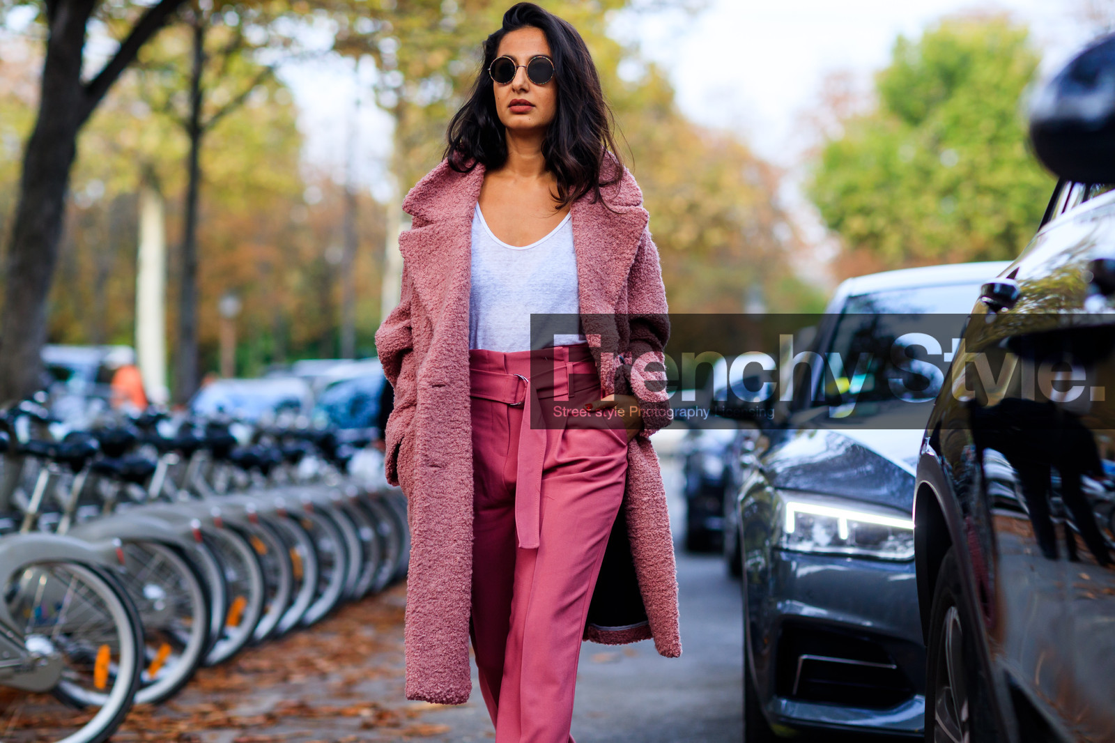 atmosphere details, detail, fashion week, frenchystyle, FW, horizontal, jonathan paciullo, PARIS, PFW, pink coat, pink pants, SPRING SUMMER 2018, SS 18, street style, sunglasses, trousers, white t shirt, nausheen shah