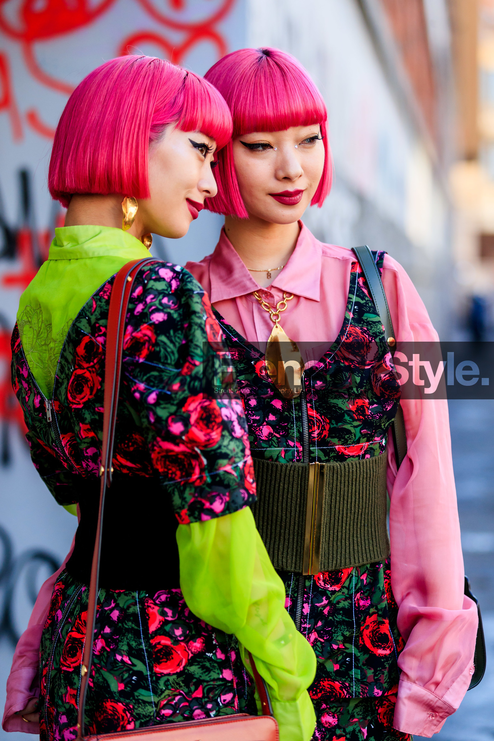 Ami and Aya Suzuki, pink hair, dyed hair, pink dress, floral printed dress, neon green dress, long sleeves dress, pink shirt, neon green shirt, short sleeves dress, sleeveless dress, low necked dress, big necklace, golden necklace, big chain necklace, kaki belt, woolen belt, marni dress, marni shirt, marni look, marni belt, fashion week, frenchystyle, FW, jonathan paciullo, street style, MFW, MILAN, AUTUMN WINTER 2020-2021, FALL WINTER 2020-2021, FW 20-21, vertical, atmosphere details, detail