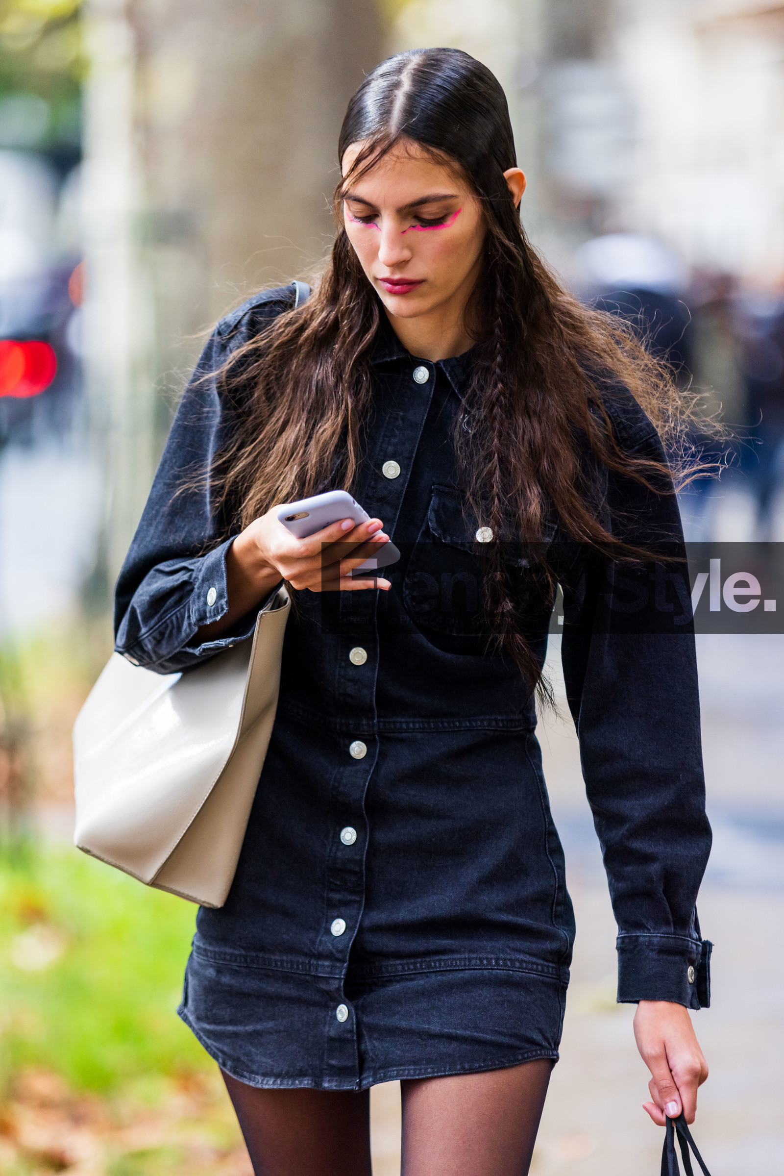 bag, beige bag, black dress, denim, denim dress, dress, pink eyeliner, pink makeup, smartphone, street style, jonathan paciullo, FW, frenchystyle, fashion week, PFW, PARIS, SPRING SUMMER 2022, SS 22, vertical, atmosphere details, model