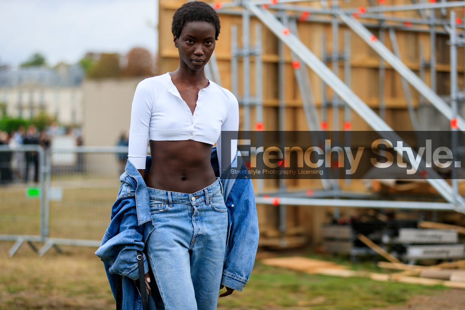model, white top, long sleeves top, cropped top, denim, denim jacket, oversize jacket, light blue jacket, light blue jeans, fashion week, frenchystyle, FW, jonathan paciullo, street style, SPRING SUMMER 2020, SS 20, PFW, PARIS, horizontal, atmosphere details, detail