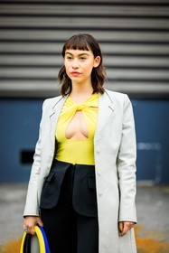 yellow eyeshadow, makeup, yellow bodysuit, coperni. bodysuit, white trench, black trousers, pocker trousers, coperni, street style, jonathan paciullo, FW, frenchystyle, fashion week, AUTUMN WINTER 2022-2023, FALL WINTER 2022_2023, FW 22-23, PFW, PARIS, vertical, detail