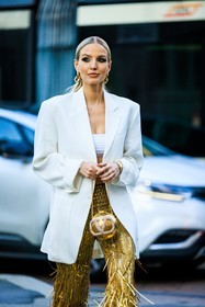 disco look, valentino clutch, golden clutch, valentino logo bag, white blazer, white strapless bra, sprakling pants, golden pants, ruffled pants, smoky eyes: big golden loops, golden earrings, leonie hanne, street style, jonathan paciullo, FW, frenchystyle, fashion week, MFW, MILAN, FALL WINTER 2022_2023, AUTUMN WINTER 2022-2023, FW 22-23, vertical, atmosphere details