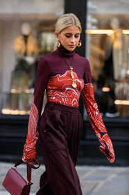 caro daur, stella mccartney bag, stella mccartney look, stella mccartney look, stella mccartney top, stella mccartney pants, burgundy pants, burgundy leather bag, burgundy top, red top, tight top, high collar top, turtleneck top, tailored pants, loose pants, golden earrings, golden necklace, long necklace, dangling earrings, hoop earrings, round earrings, round shape earrings, diamond earrings, big earrings, big necklace, charms necklace, long sleeves top, printed top, PARIS, PFW, SPRING SUMMER 2020, SS 20, fashion week, frenchystyle, FW, jonathan paciullo, street style, vertical, atmosphere details, detail