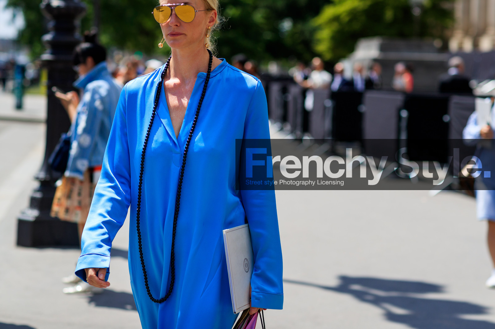 blue dress, necklace, pearls, sunglasses, fashion week, frenchystyle, FW, jonathan paciullo, street style, PFW, PARIS, horizontal, atmosphere details, detail, AUTUMN WINTER 2018-2019, FALL WINTER 2018-2019, FW 18-19