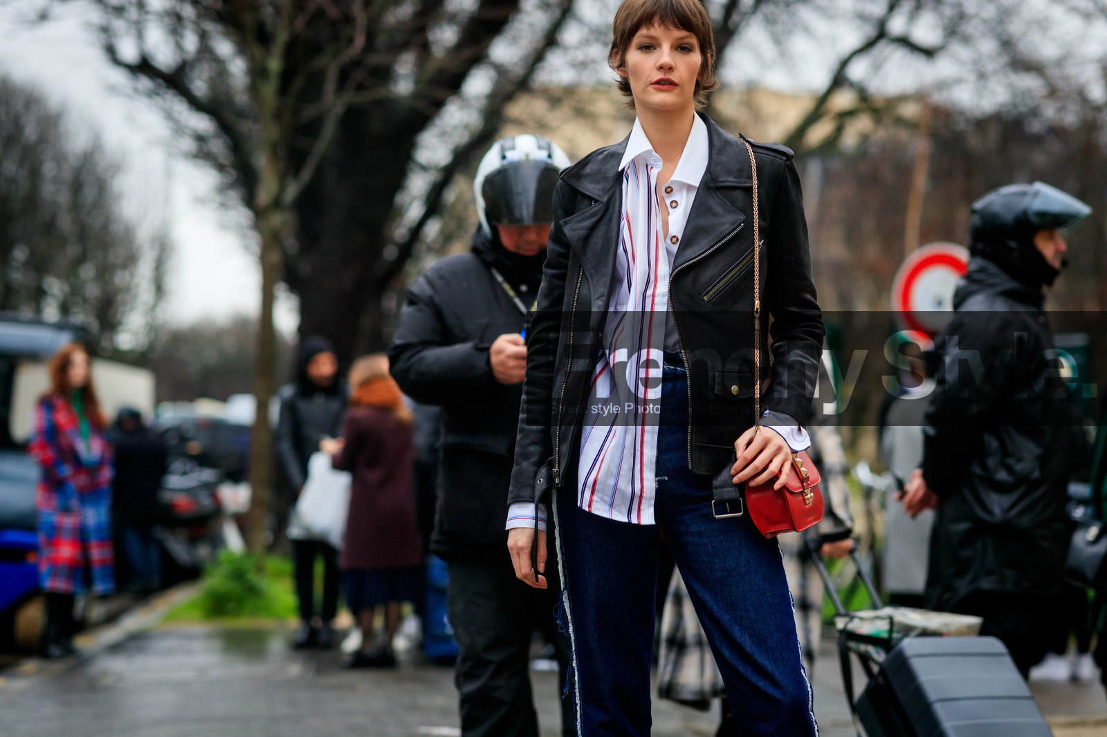 model, sara blomqvist, black leather perfecto, white shirt, striped shirt, red shirt, red leather bag, navy blue shirt, blue jeans, used jeans, denim, shoulder bag, golden strap bag, valentino bag, studs details bag, fashion week, frenchystyle, FW, jonathan paciullo, street style, PFW, PARIS, AUTUMN WINTER 2020-2021, FALL WINTER 2020-2021, FW 20-21, horizontal, detail, atmosphere details