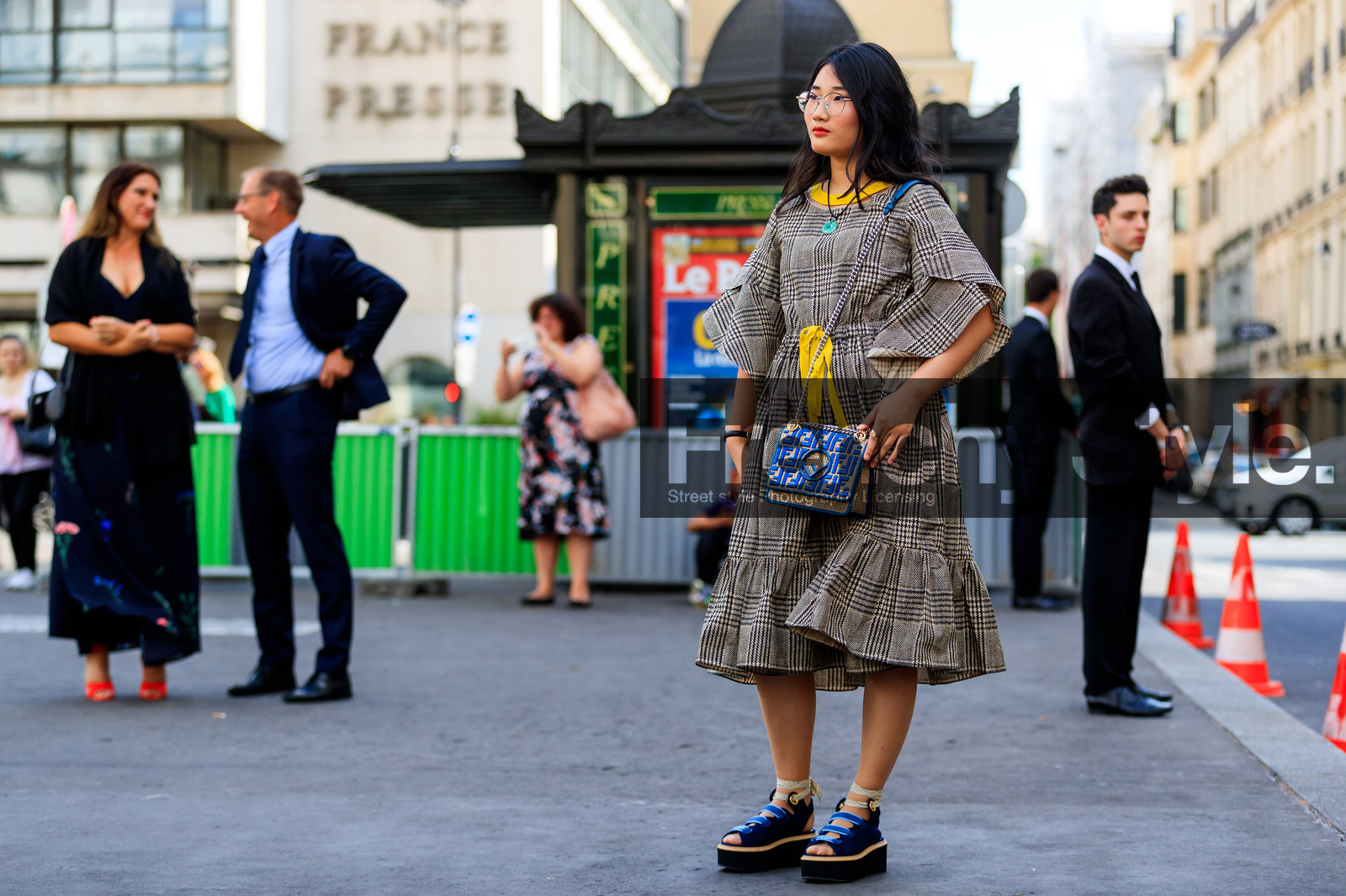 blue bag, blue shoes, brown dress, checked, fendi, graphic bag, graphic dress, houndstooth pattern, leather bag, leather shoes, monogram, plaid, printed bag, printed dress, yellow, yellow belt, PFW, fashion week, frenchystyle, FW, jonathan paciullo, street style, PARIS, horizontal, atmosphere details, full length, AUTUMN WINTER 2018-2019, FALL WINTER 2018-2019, FW 18-19