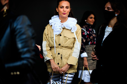 alicia vikander, beige jacket, beige parka, white shirt, white pants, legging pants, white legging, striped pants, navy blue pants, navy blue legging, white leather bag, ruffle shirt, monogrammed bag, louis vuitton bag, louis vuitton blouse, louis vuitton shirt, louis vuitton jacket, louis vuitton pants, louis vuitton total look, louis vuitton parka, PARIS, PFW, fashion week, frenchystyle, FW, jonathan paciullo, street style, SPRING SUMMER 2021, SS 21, horizontal, atmosphere details, detail