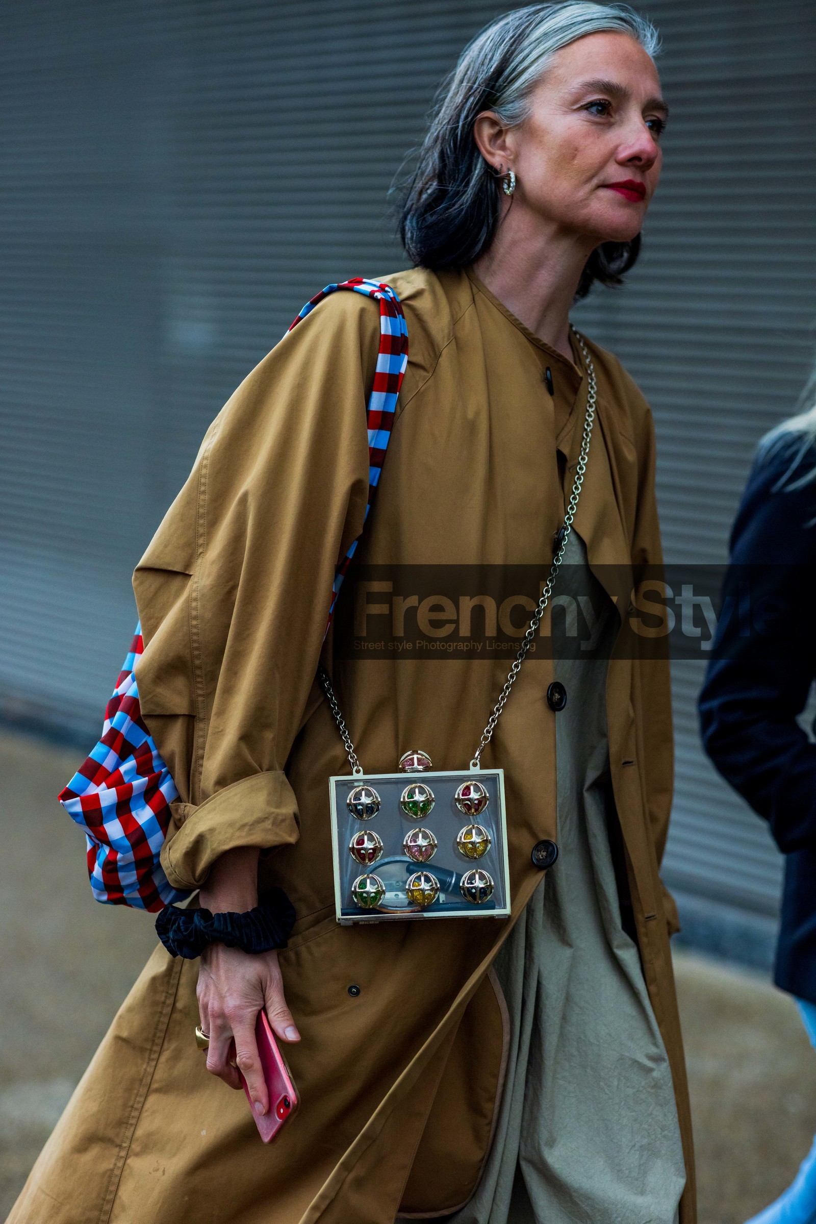 earrings, clutch, crossbody bag, crossbody, trench, camel, fashion week, frenchystyle, FW, jonathan paciullo, street style, SS 22, SPRING SUMMER 2022, LFW, LONDON, vertical, atmosphere details, detail