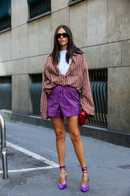 gilda ambrosio, white t-shirt, striped shirt, striped shorts, pyjama look, pyjama shirt, pyjama shorts, burgundy shirt, purple shorts, purple shoes, prada shoes, sharp end shoes, multi straps shoes, high heels shoes, red leather clutch, black sunglasses, square shape glasses, long necklace, golden necklace, big chain necklace, etro bag, etro shirt, etro look, etro shorts, fashion week, frenchystyle, FW, jonathan paciullo, street style, MFW, MILAN, AUTUMN WINTER 2020-2021, FALL WINTER 2020-2021, FW 20-21, vertical, full length