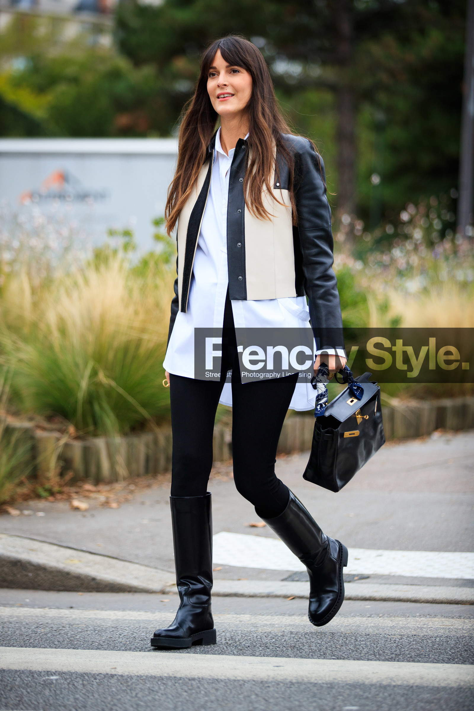 leia sfez, white leather jacket, black leather bag, black leather boots, black legging, light blue shirt, bicolor jacket, button jacket, hermes bag, birkin hermes bag, bandana, navy blue bandana, high boots, flat boots, hand bag, fashion week, frenchystyle, FW, jonathan paciullo, street style, PFW, PARIS, SPRING SUMMER 2021, SS 21, vertical, full length