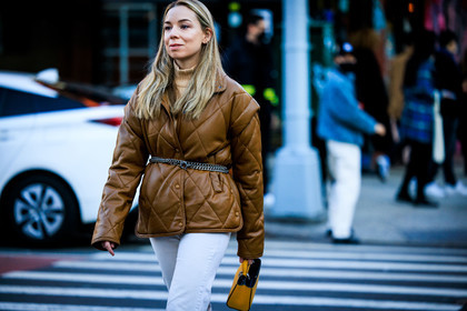 puffy leather brown jacket, silver chain belt, white pants, orange mini bag, caroline grosso, fashion week, frenchystyle, FW, jonathan paciullo, street style, NYFW, NEW YORK, AUTUMN WINTER 2022-2023, FALL WINTER 2022_2023, FW 22-23, atmosphere details, horizontal