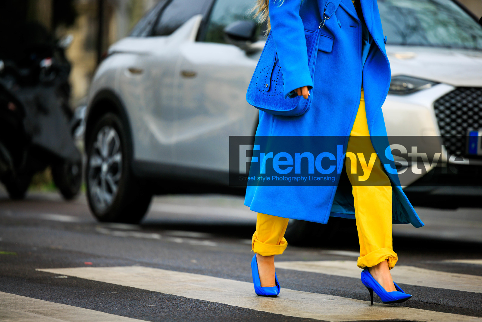 details, blue coat, hermes crossbody bag, blue bag, yellow pants, blue stilettos, blue heels, street style, jonathan paciullo, FW, frenchystyle, fashion week, AUTUMN WINTER 2022-2023, FALL WINTER 2022_2023, FW 22-23, PFW, PARIS, horizontal, atmosphere details, detail
