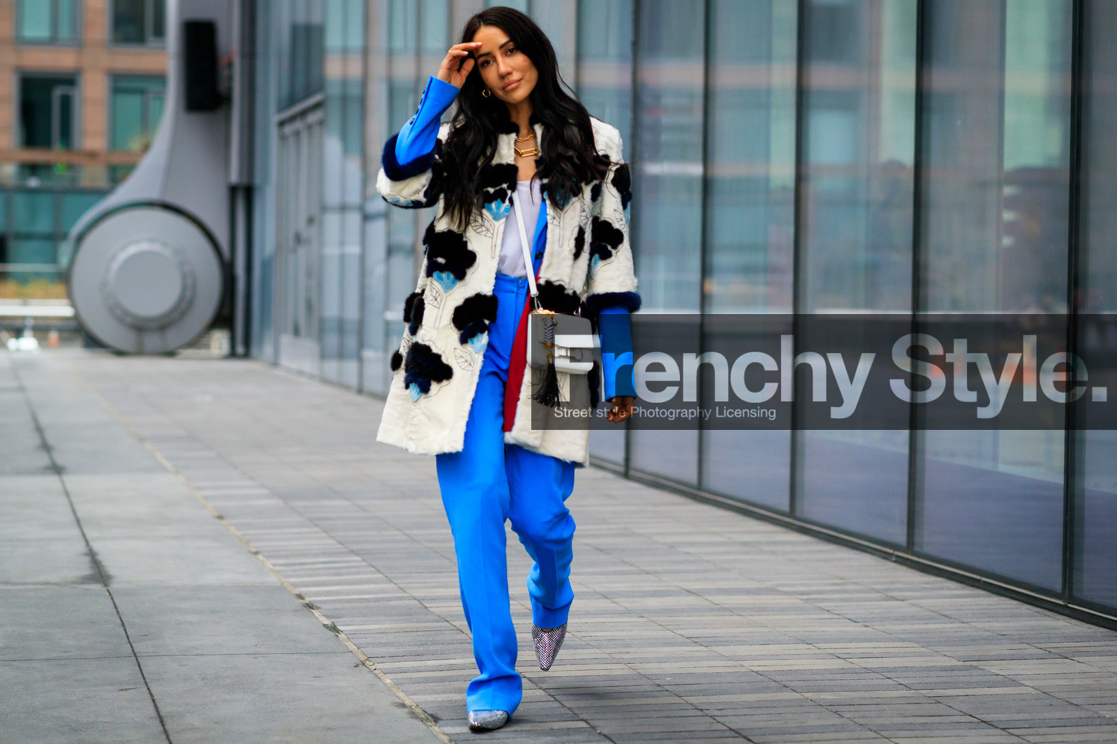tamara kalinic, carolina herrera bag, white coat, white leather bag, white t-shirt, blue jacket, blue pants, short sleeves coat, embroidered coat, floral embroidered coat, crossbody bag, big chain necklace, golden necklace, fashion week, frenchystyle, FW, jonathan paciullo, street style, NYFW, NEW YORK, AUTUMN WINTER 2020-2021, FALL WINTER 2020-2021, FW 20-21, horizontal, atmosphere details, full length