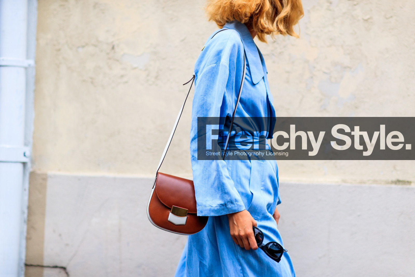 atmosphere details, AUTUMN WINTER 2016-2017, AW 16-17, blue dress, brown bag, candela novembre, detail, FALL WINTER 2016-2017, fashion week, frenchystyle, FW, FW 16-17, HAUTE COUTURE, horizontal, jonathan paciullo, leather bag, MENSWEAR, PARIS, PFW, street style, sunglasses