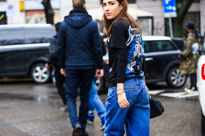 atmosphere details, AUTUMN WINTER 2016-2017, AW 16-17, black bag, black t shirt, blue denim, chains, denim pants, detail, FALL WINTER 2016-2017, fashion week, frenchystyle, FW, FW 16-17, horizontal, jeans, jonathan paciullo, leather bag, LFW, LONDON, MENSWEAR, patricia manfield, printed t shirt, street style, tommy hilfiger, trousers