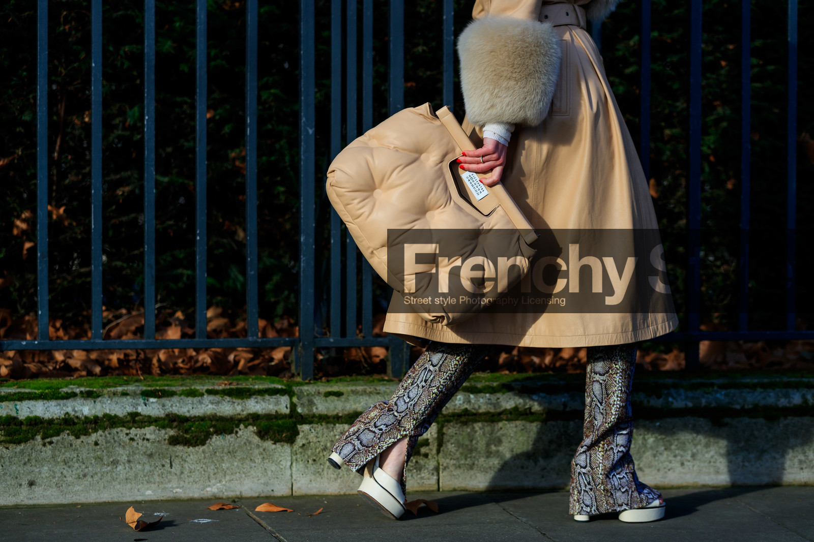 beige bag, beige coat, graphic pants, grey pants, high heels, leather bag, leather coat, leather shoes, maison martin margiela, printed pants, trousers, LONDON, LFW, fashion week, frenchystyle, FW, jonathan paciullo, street style, AUTUMN WINTER 2019-2020, AW 19-20, FW 19-20, FALL WINTER 2019-2020, horizontal, atmosphere details, detail