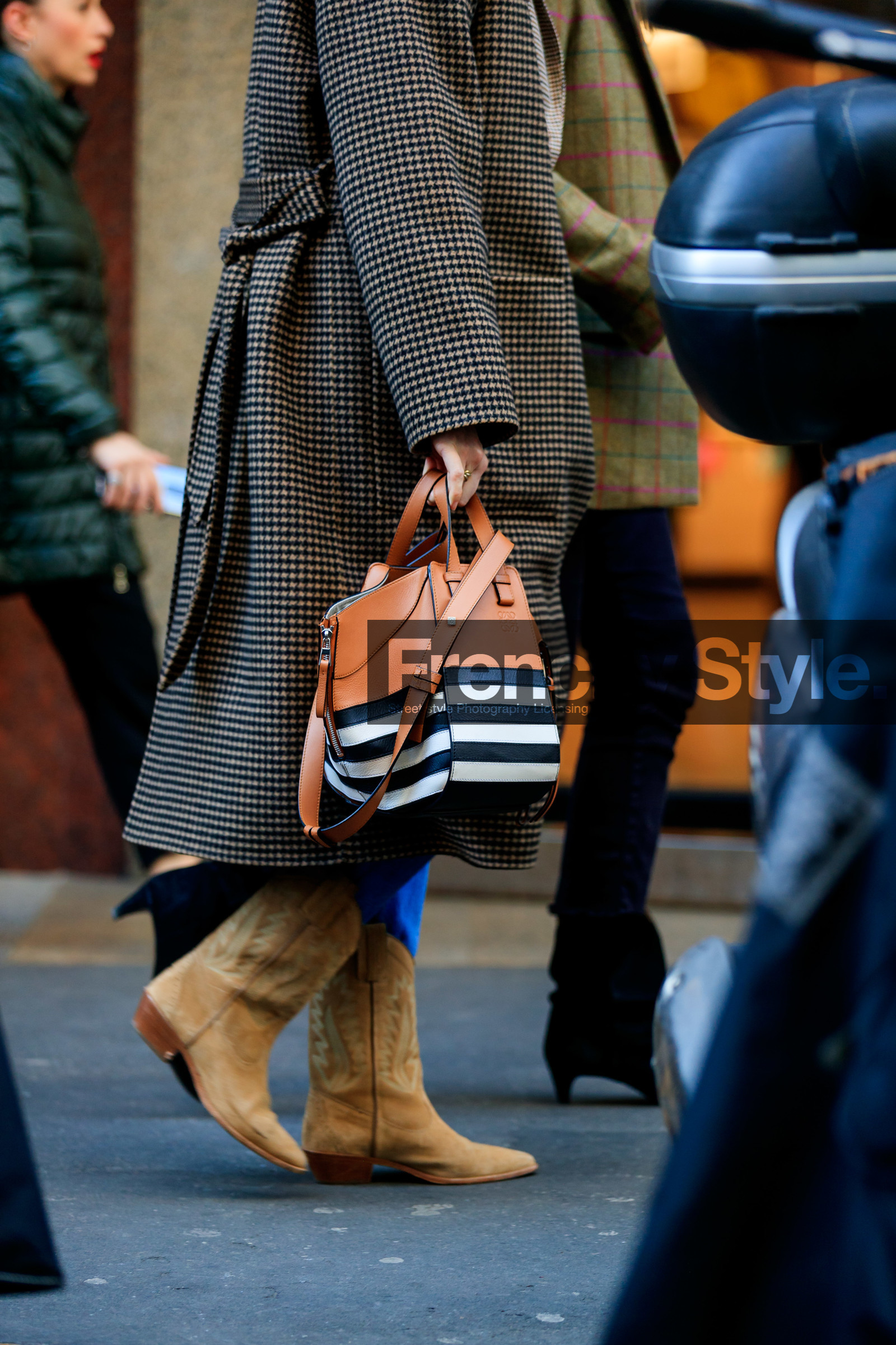 camel leather bag, beige coat, houndstooth printed coat, black leather bag, white leather bag, striped bag, loewe bag, fashion week, frenchystyle, FW, jonathan paciullo, street style, MFW, MILAN, AUTUMN WINTER 2020-2021, FALL WINTER 2020-2021, FW 20-21, vertical, atmosphere details, detail
