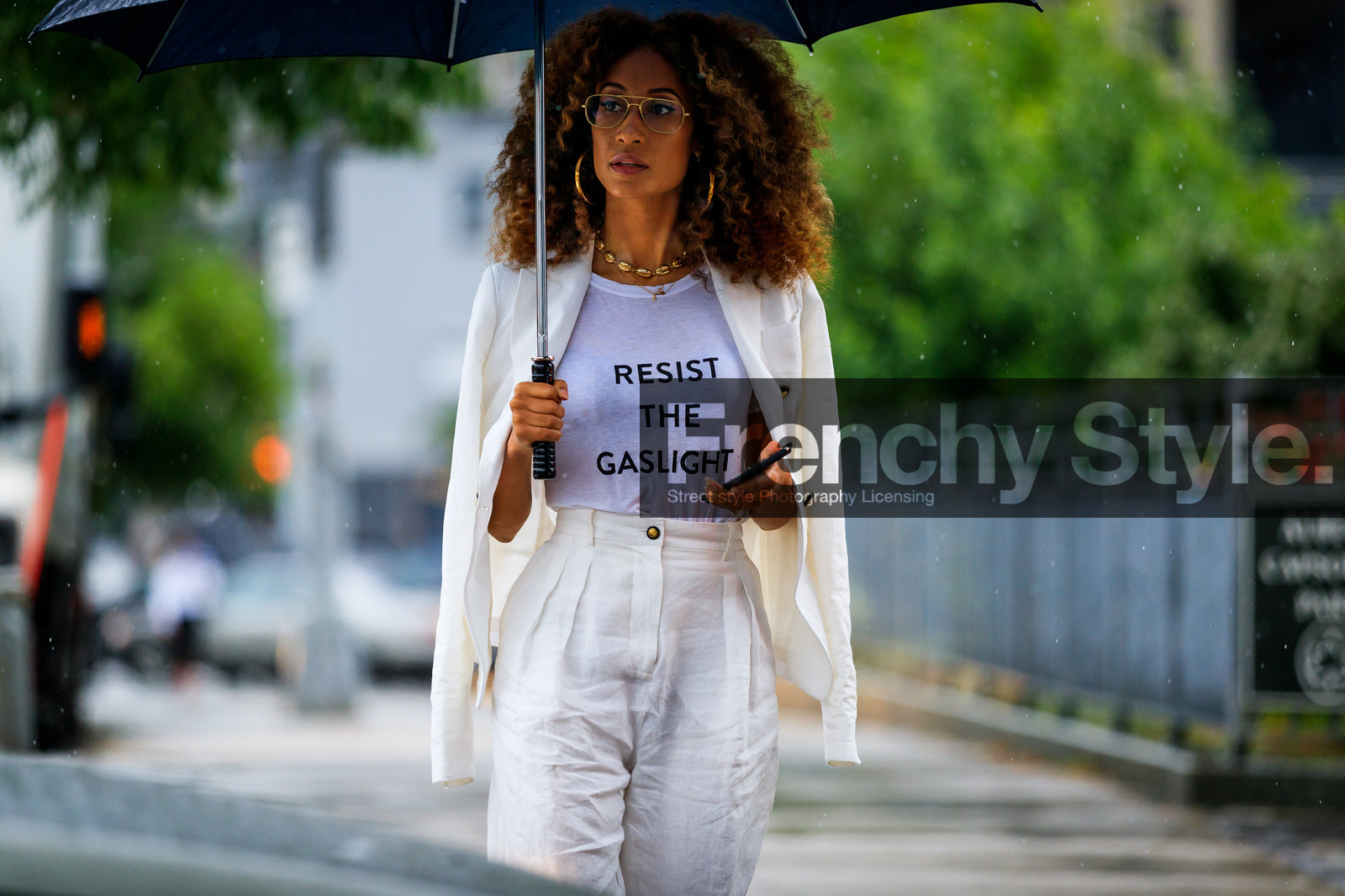 blazer, earrings, elaine welteroth, necklace, over the shoulder, printed t shirt, trousers, umbrella, white jacket, white pants, white suit, white t-shirt, street style, jonathan paciullo, FW, frenchystyle, fashion week, NYFW, NEW YORK, SPRING SUMMER 2019, SS 19, atmosphere details, horizontal, detail