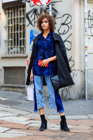 AUTUMN WINTER 2017-2018, AW 17-18, black bag, black jacket, black shoes, blue denim, blue shirt, denim pants, eyeliner, eyeshadow, FALL WINTER 2017-2018, fashion week, frenchystyle, full length, FW, FW 17-18, high heels, iphone, jeans, jonathan paciullo, leather bag, leather shoes, MFW, MILAN, model, street style, suede shoes, trousers, vertical