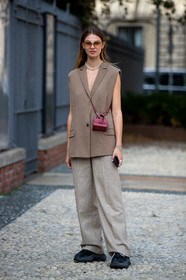 crossbody bag, mini bag, burgundy leather bag, boyy bag, metalic frame sunglasses, smoked sunglasses, aviator sunglasses, sleeveless jacket, beige jacket, silver necklace, silver bracelet, big chain necklace, multi bracelet, light beige pants, loose pants, black sneackers, balenciaga sneakers, low necked jacket, jacqueline zelwis, street style, jonathan paciullo, FW, frenchystyle, fashion week, MFW, MILAN, SPRING SUMMER 2021, SS 21, vertical, full length