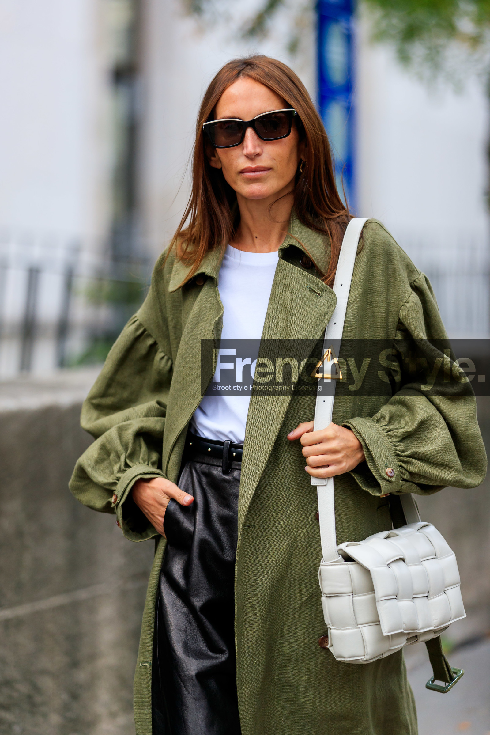 chloe loulou de saison, kaki trench coat, white t-shirt, black leather pants, carrot pants, white leather bag, plaited leather bag, plaited bag, shoulder bag, bottega veneta bag, belted pants, fashion week, frenchystyle, FW, jonathan paciullo, street style, SPRING SUMMER 2020, SS 20, PFW, PARIS, vertical, atmosphere details, detail