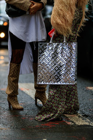 louis vuitton bag, silvered bag, big bag, shopping bag, monogrammed bag, hand bag, silk pants, floral printed pants, pink pants, flare pants, monogrammed boots, gucci shoes, high boots, high heels boots, black tights, gucci tights, fashion week, frenchystyle, FW, jonathan paciullo, street style, AUTUMN WINTER 2020-2021, FALL WINTER 2020-2021, FW 20-21, vertical, atmosphere details, detail, NYFW, NEW YORK