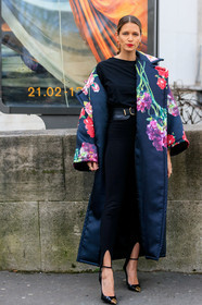 helena bordon, golden earrings, big earrings, hoop earrings, black coat, black blouse, black pants, black leather belt, black leather shoes, floral printed coat, multicolor coat, long coat, black polish shoes, sharp end shoes, golden shoes, elie saab coat, elie saab belt, elie saab look, elie saab shoes, elie saab pants, fashion week, frenchystyle, FW, jonathan paciullo, street style, PFW, PARIS, vertical, full length