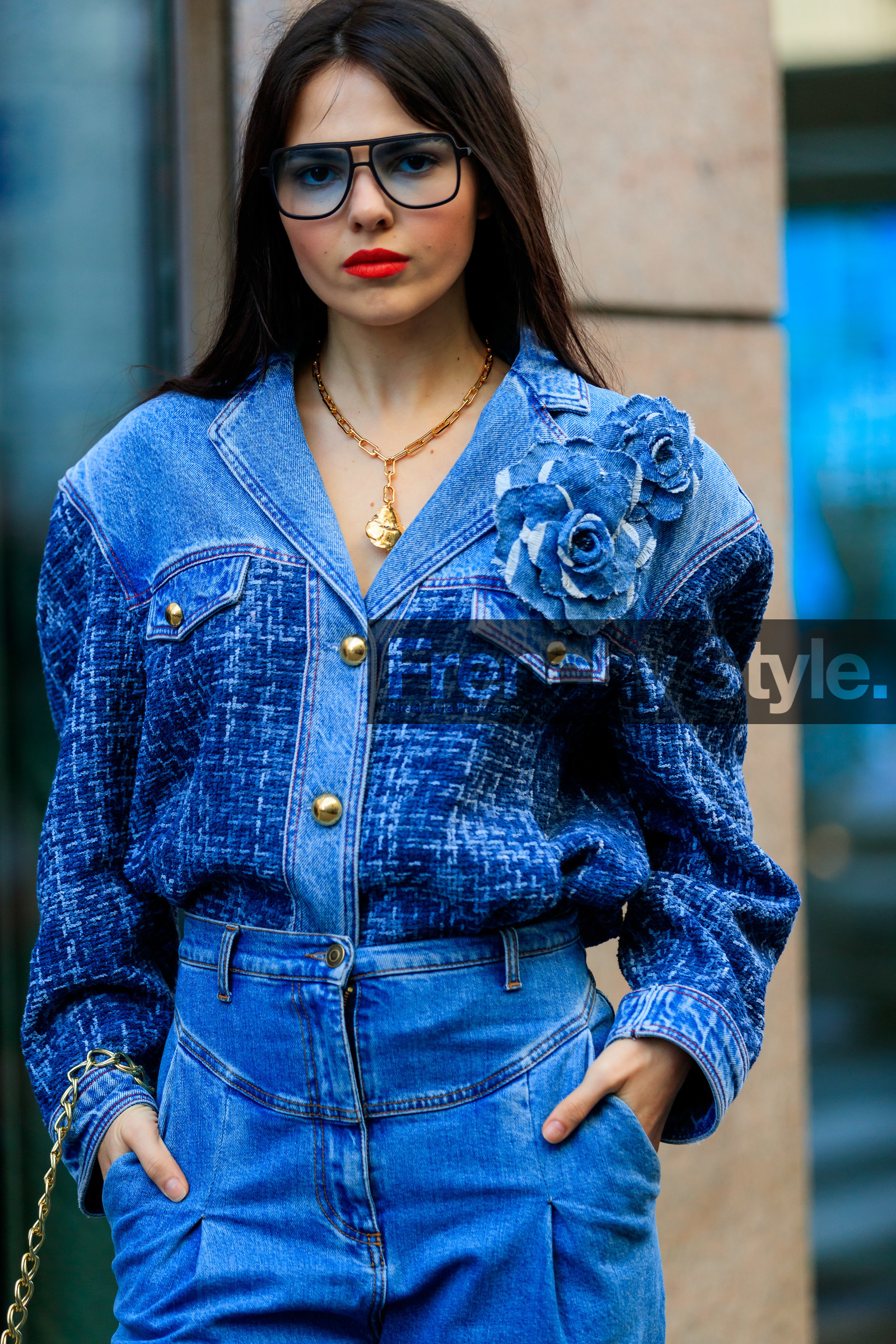 doina ciobanu, blue jeans, denim, denim jacket, denim total look, tweed jacket, floral embroidered jacket, high waist jeans, blue jacket, blue sunglasses, aviator sunglasses, red lipstick, golden necklace, big chain necklace, charms necklace, mom jeans, fashion week, frenchystyle, FW, jonathan paciullo, street style, MFW, MILAN, AUTUMN WINTER 2020-2021, FALL WINTER 2020-2021, FW 20-21, vertical, atmosphere details, detail