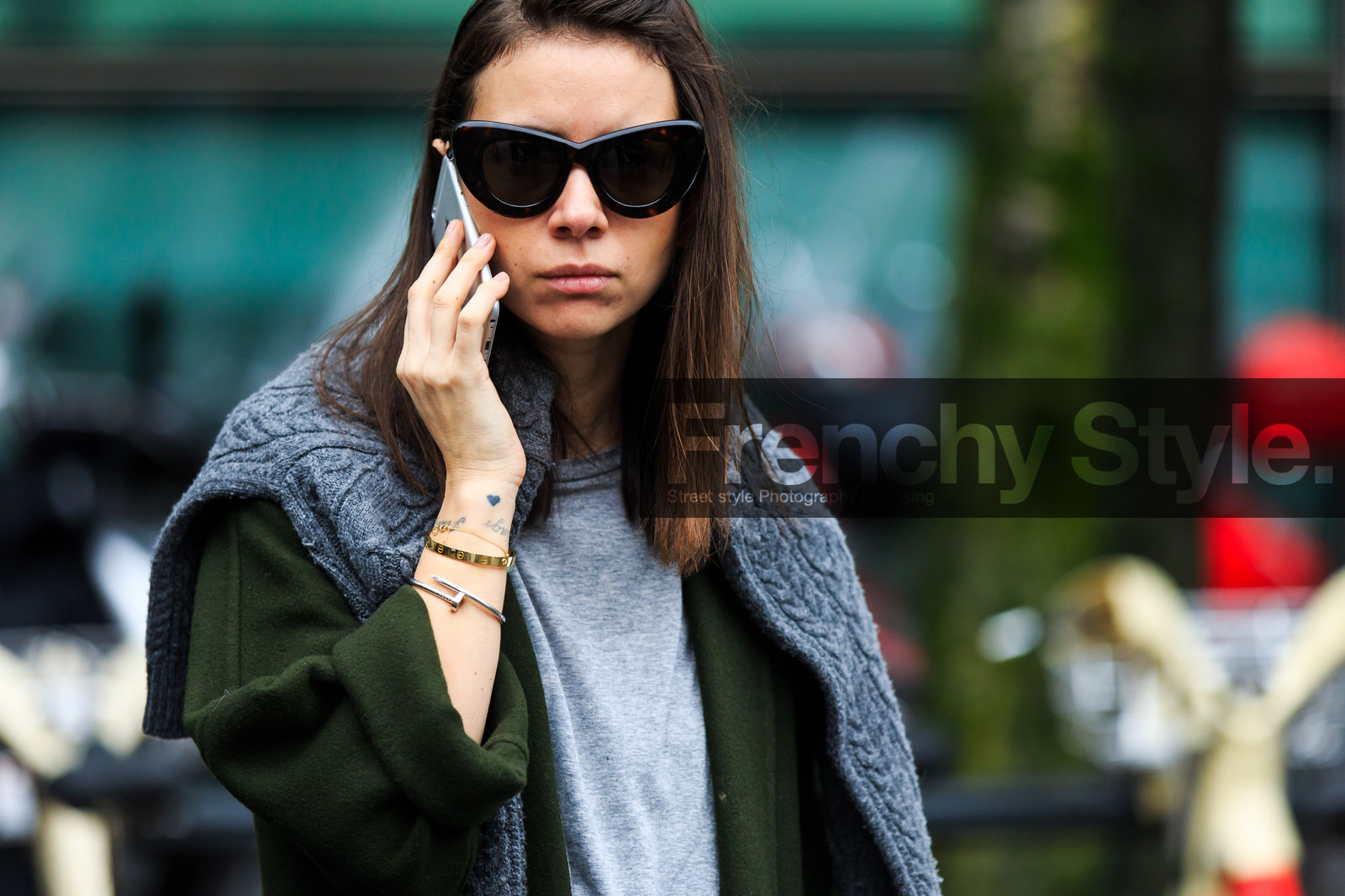 atmosphere details, AUTUMN WINTER 2016-2017, AW 16-17, bracelet, cartier, clou bracelet, detail, FALL WINTER 2016-2017, fashion week, frenchystyle, FW, FW 16-17, golden jewelry, green coat, grey knit, grey sweater, grey t shirt, horizontal, iphone, jonathan paciullo, kaki coat, LFW, LONDON, MENSWEAR, natasha goldenberg, over the shoulder, street style, sunglasses, tiffany