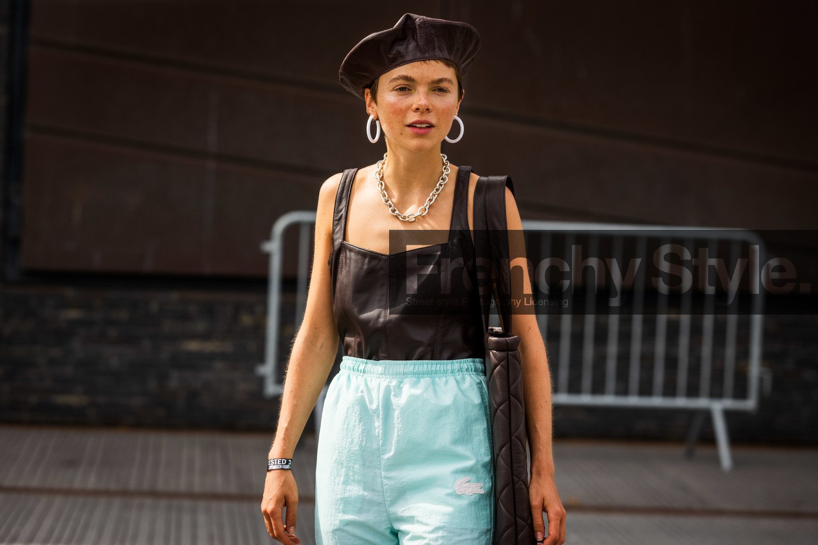 Emma Fridsell, freckles, green eyeshadows, make up, make up details, brown leather cap, brown leather top, brown leather hat, sleeveless top, tank top, silver necklace, silvered necklace, big chain necklace, chain necklace, white earrings, hoop earrings, fashion week, frenchystyle, FW, jonathan paciullo, street style, SPRING SUMMER 2022, SS 22, COPENHAGEN, CPHFW, atmosphere details, horizontal
