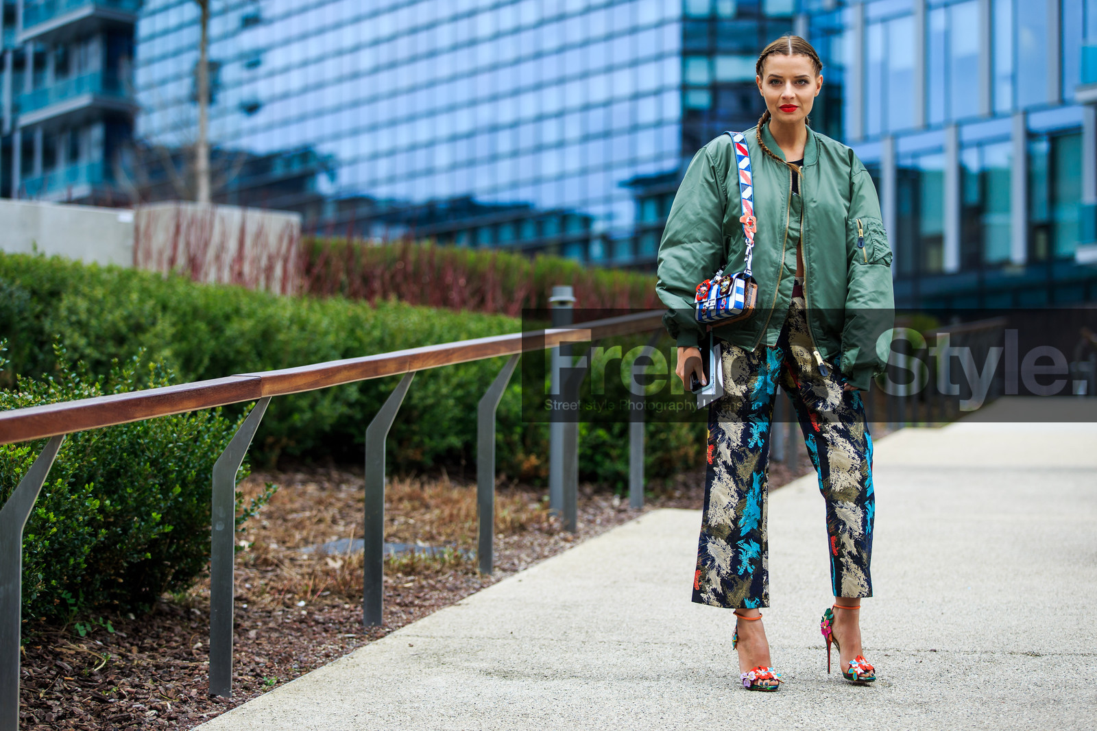 atmosphere details, AUTUMN WINTER 2016-2017, AW 16-17, baguette clutch, blue, blue clutch, bomber jacket, braids, embroidered bag, embroidered pants, FALL WINTER 2016-2017, fashion week, fendi, floral, flower, frenchystyle, full length, FW, FW 16-17, graphic clutch, graphic pants, green, green jacket, grey, high heels, horizontal, jonathan paciullo, kaki, kaki jacket, LFW, LONDON, MENSWEAR, multicolor, multicolor pants, multicolor shoes, orange, pink, printed pants, red, red lips, street style, trousers, turquoise, yellow