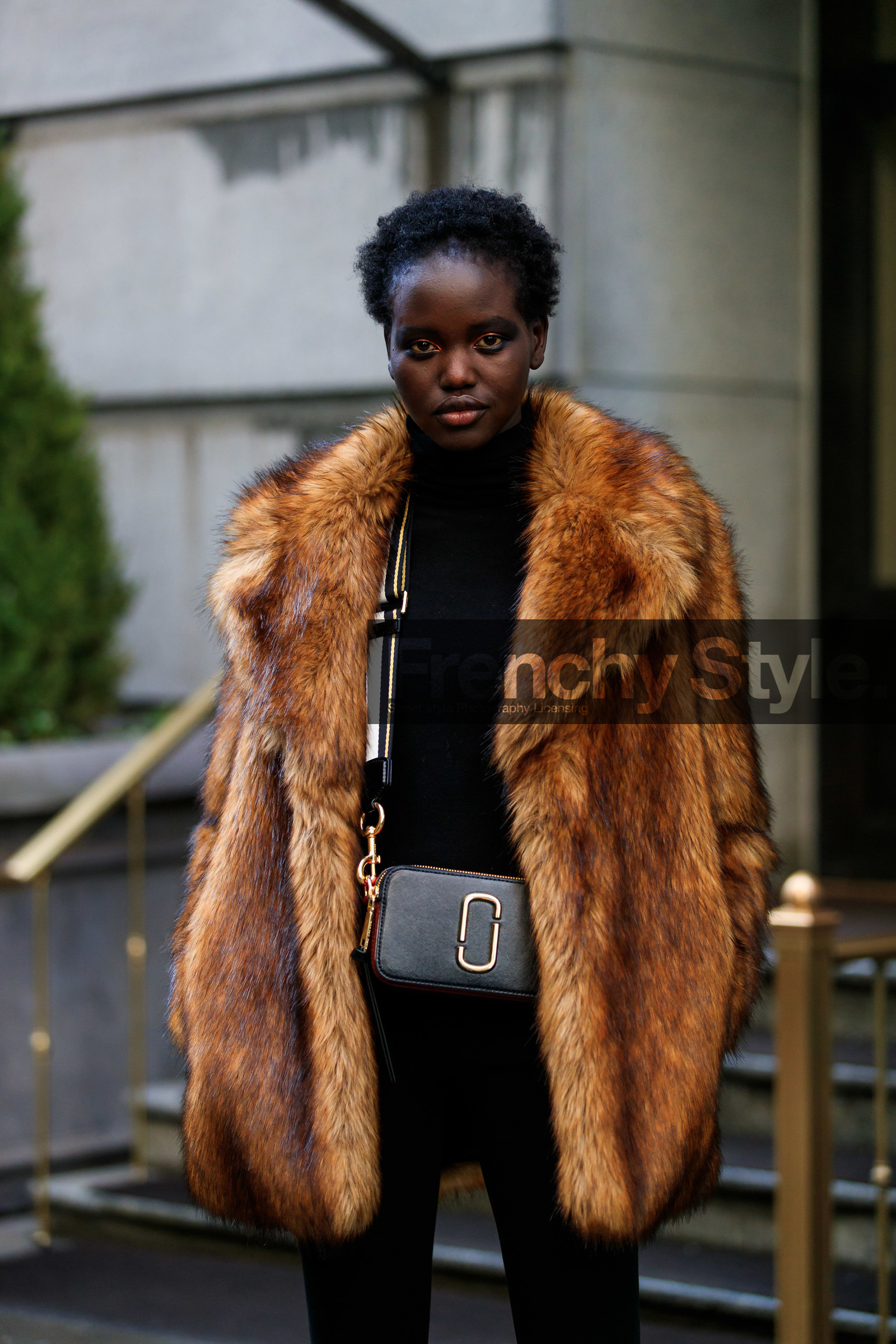 black bag, black sweater, brown fur, Fur coat, leather bag, marc jacobs, model, short hair, trousers, turtleneck sweater, street style, jonathan paciullo, frenchystyle, NYFW, NEW YORK, AUTUMN WINTER 2019-2020, AW 19-20, FALL WINTER 2019-2020, FW 19-20, fashion week, FW, vertical, atmosphere details, detail