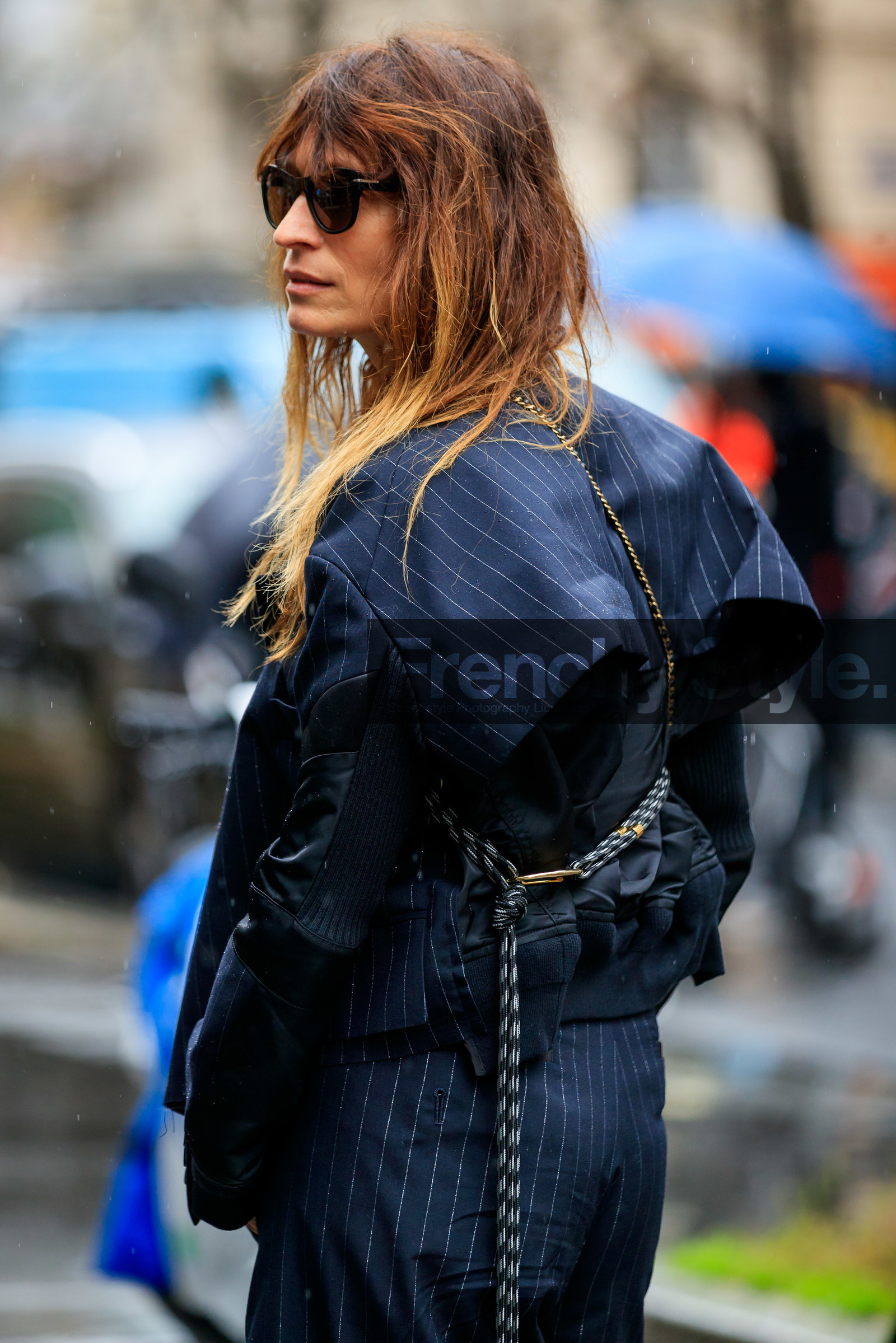 caroline de maigret, navy blue jacket, navy blue pants, striped jacket, striped pants, black leather bag, crossbody bag, quilted bag, mini bag, chanel bag, stella mccartney look, back details, asymetrical jacket, black bombers, fashion week, frenchystyle, FW, jonathan paciullo, street style, PFW, PARIS, vertical, atmosphere details, detail