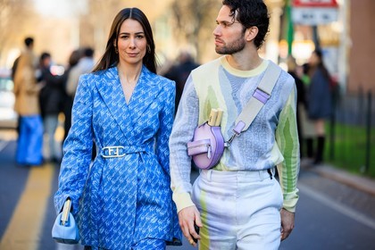 fendi, crossbody bag, purple crossbody bag, blue suit, printed suit, blue fendi suit, blue blazer, printed blazer, fendi belt, knitted multicolor jumper, multicolor pants, fendi pouch, blue pouch, close up, JS roques, alice barbier, alice & j.s, fashion week, frenchystyle, FW, jonathan paciullo, street style, MFW, MILAN, FALL WINTER 2022_2023, AUTUMN WINTER 2022-2023, FW 22-23, horizontal, atmosphere details