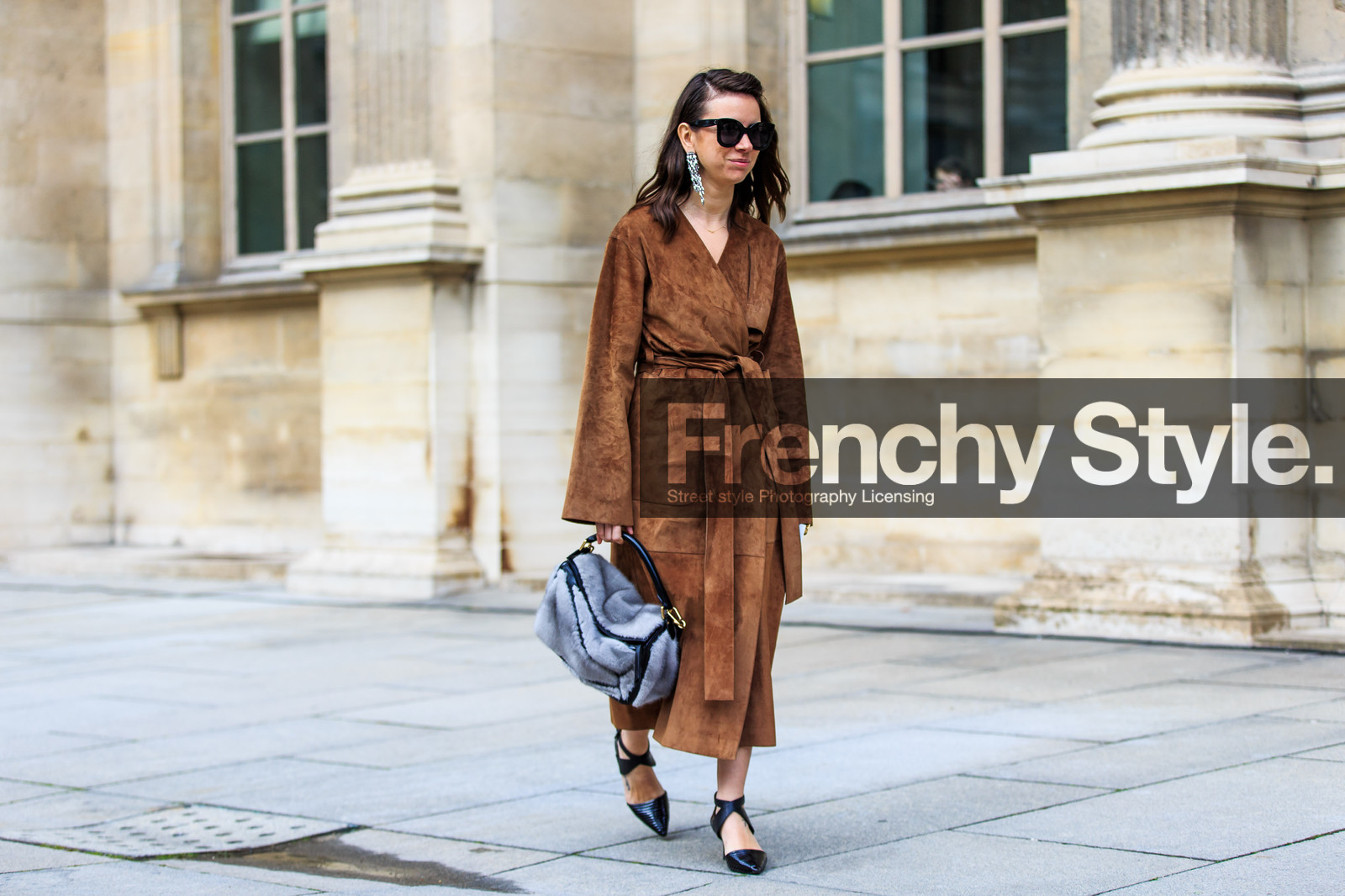 atmosphere details, AUTUMN WINTER 2016-2017, AW 16-17, belted coat, black shoes, brown coat, cartier, FALL WINTER 2016-2017, fashion week, frenchystyle, full length, fur bag, FW, FW 16-17, grey bag, grey fur, horizontal, jonathan paciullo, leather coat, leather shoes, loewe, natasha goldenberg, overcoat, panther ring, PARIS, PFW, street style, suede coat