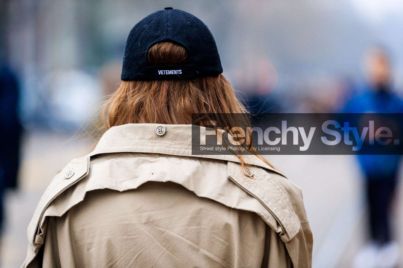 atmosphere details, AUTUMN WINTER 2017-2018, AW 17-18, back detail, beige coat, black cap, detail, FALL WINTER 2017-2018, fashion week, frenchystyle, FW, FW 17-18, horizontal, jonathan paciullo, MFW, MILAN, street style, trench coat, vêtements