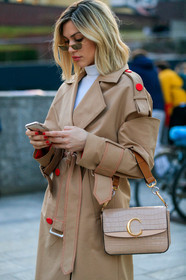 beige bag, beige coat, chloé, leather bag, sunglasses, fashion week, frenchystyle, FW, jonathan paciullo, street style, MFW, MILAN, AUTUMN WINTER 2019-2020, AW 19-20, FALL WINTER 2019-2020, FW 19-20, vertical, atmosphere details, detail