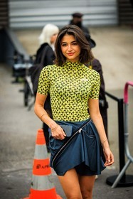 coperni top, yellow top, logo top, assymetric skirt, mini skirt, petrol blue skirt, coperni, street style, jonathan paciullo, FW, frenchystyle, fashion week, AUTUMN WINTER 2022-2023, FALL WINTER 2022_2023, FW 22-23, PFW, PARIS, vertical, detail