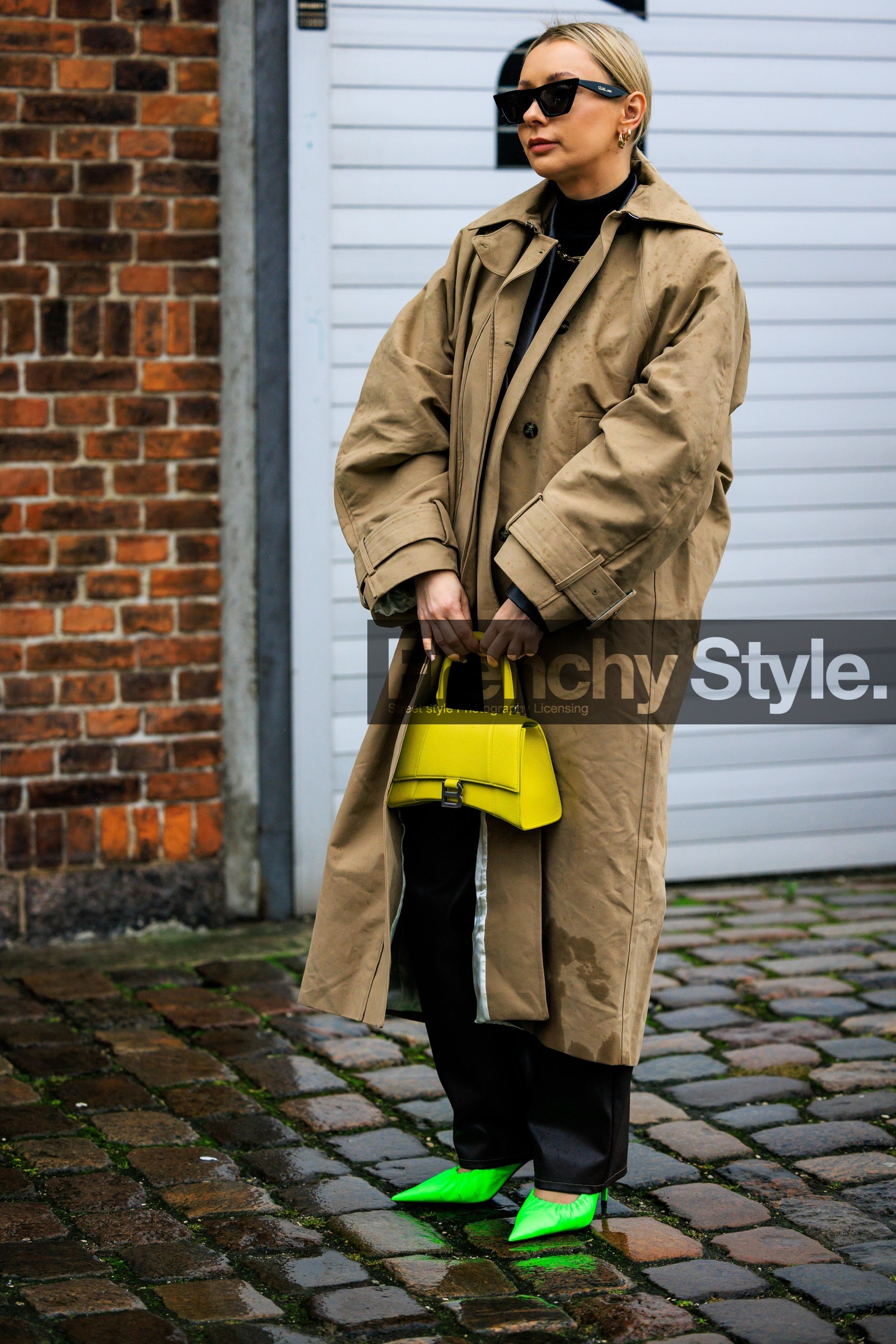 yellow handbag, hourglass bag, balenciaga bag, black sunglasses, oversized trench, beige trench, black trousers, green heels, neon green heels, fashion week, frenchystyle, FW, jonathan paciullo, street style, CPH, COPENHAGEN, AUTUMN WINTER 2022-2023, FALL WINTER 2022-2023, FW 22-23, vertical, full length